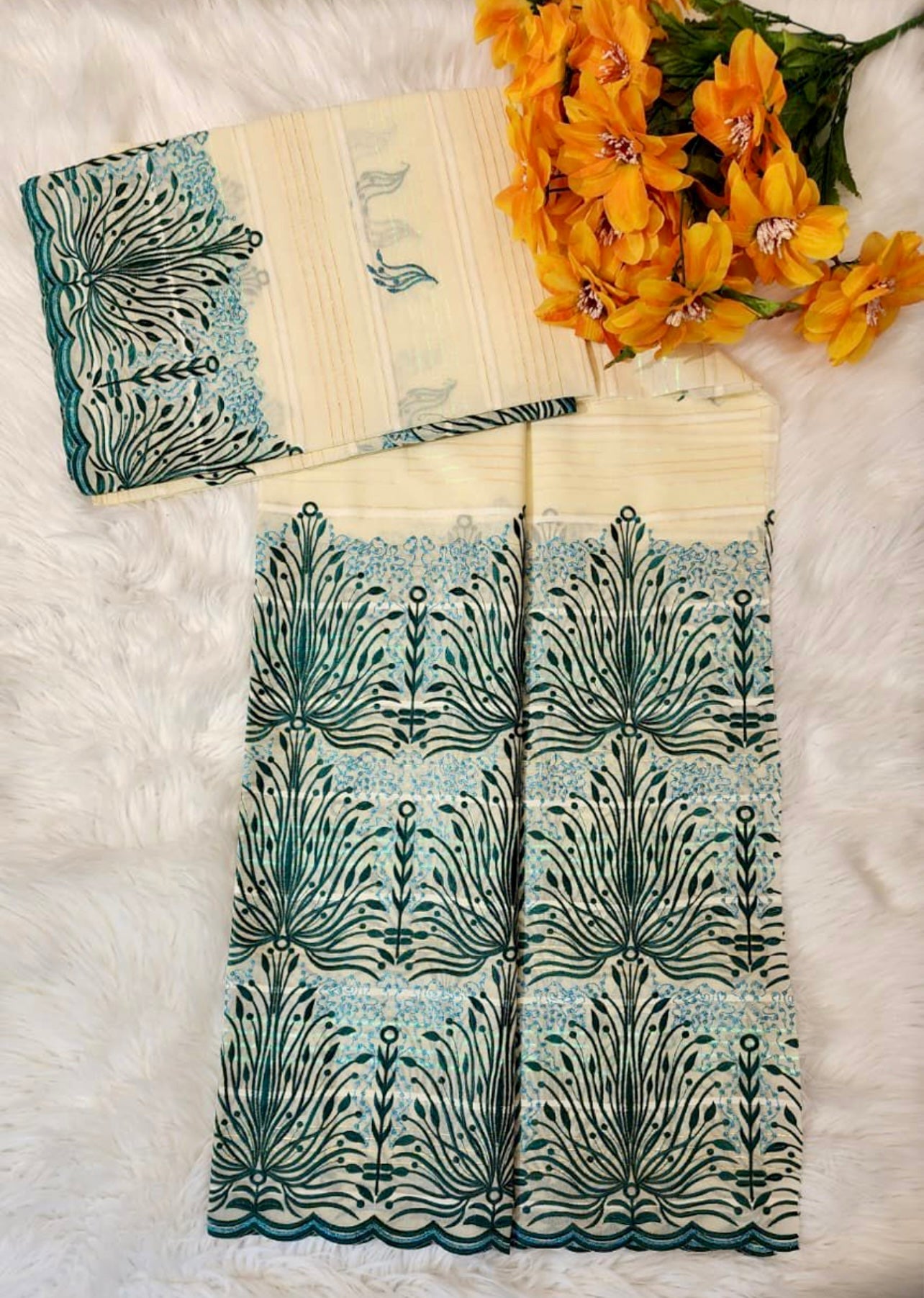 Tissu brodé vert et blanc
