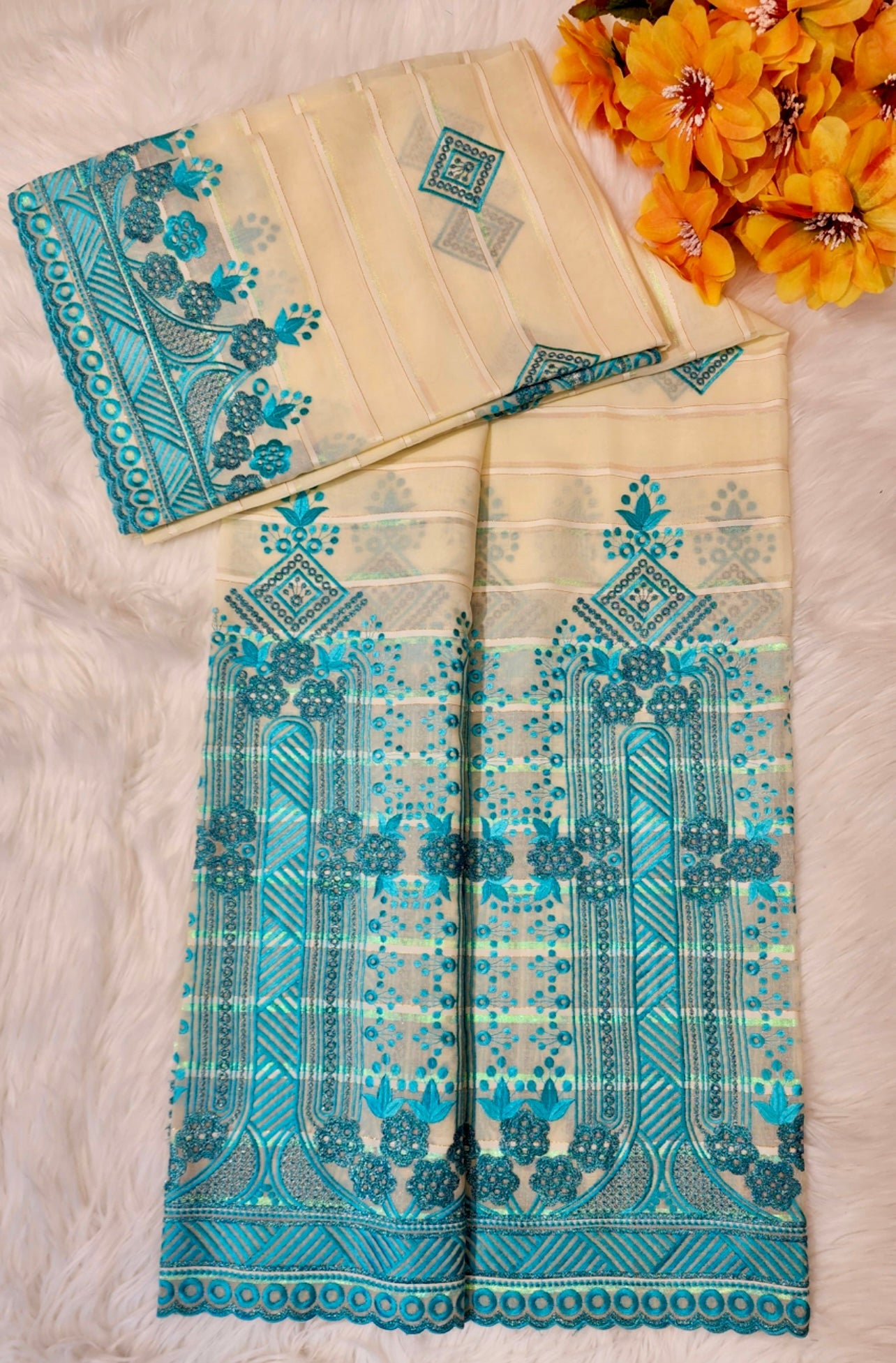 Tissu brodé crème avec motifs géométriques et floraux turquoise