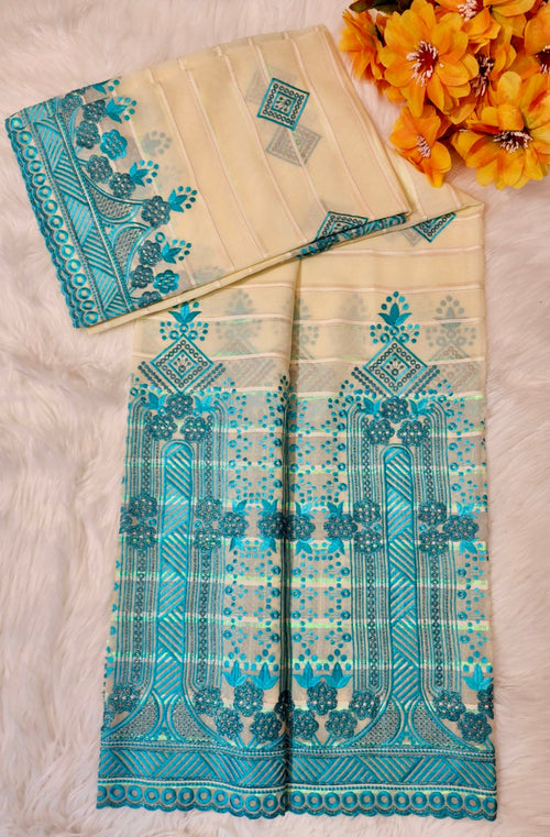 Tissu brodé crème avec motifs géométriques et floraux turquoise