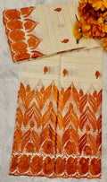 Tissu brodé crème avec motifs floraux orange et dorés