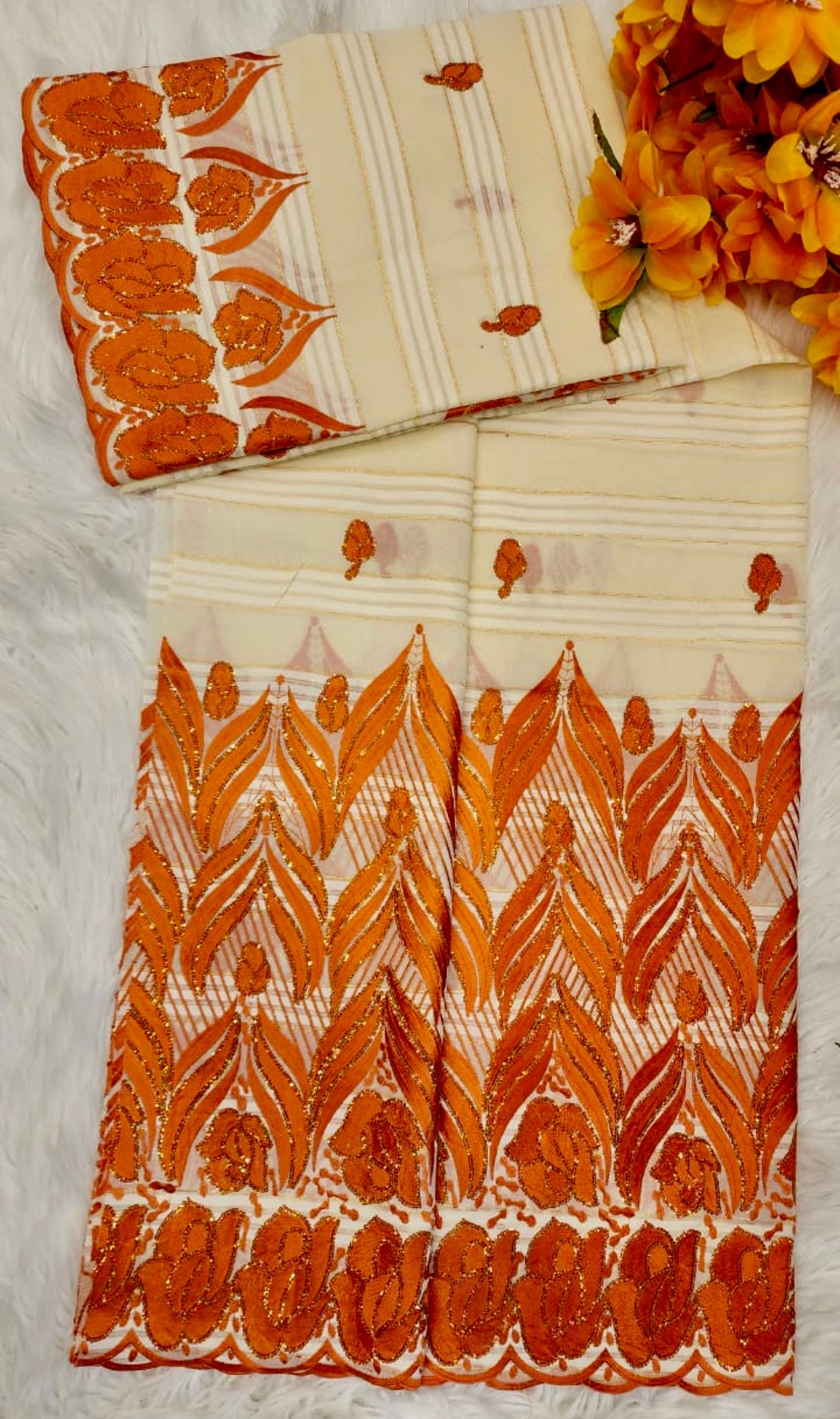 Tissu brodé crème avec motifs floraux orange et dorés