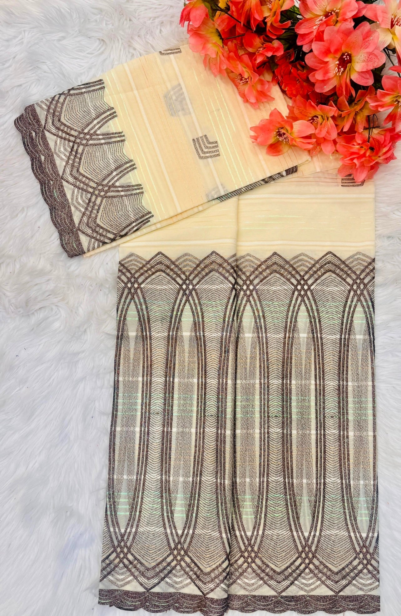 Tissu brodé crème motifs géométriques dorés