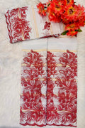 Tissu brodé blanc avec motifs floraux rouges et fils dorés