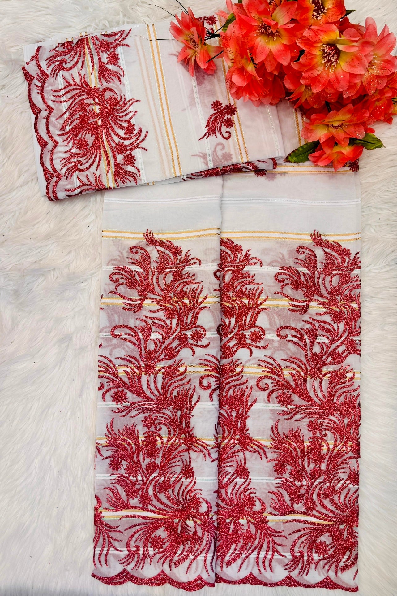 Tissu brodé blanc avec motifs floraux rouges et fils dorés