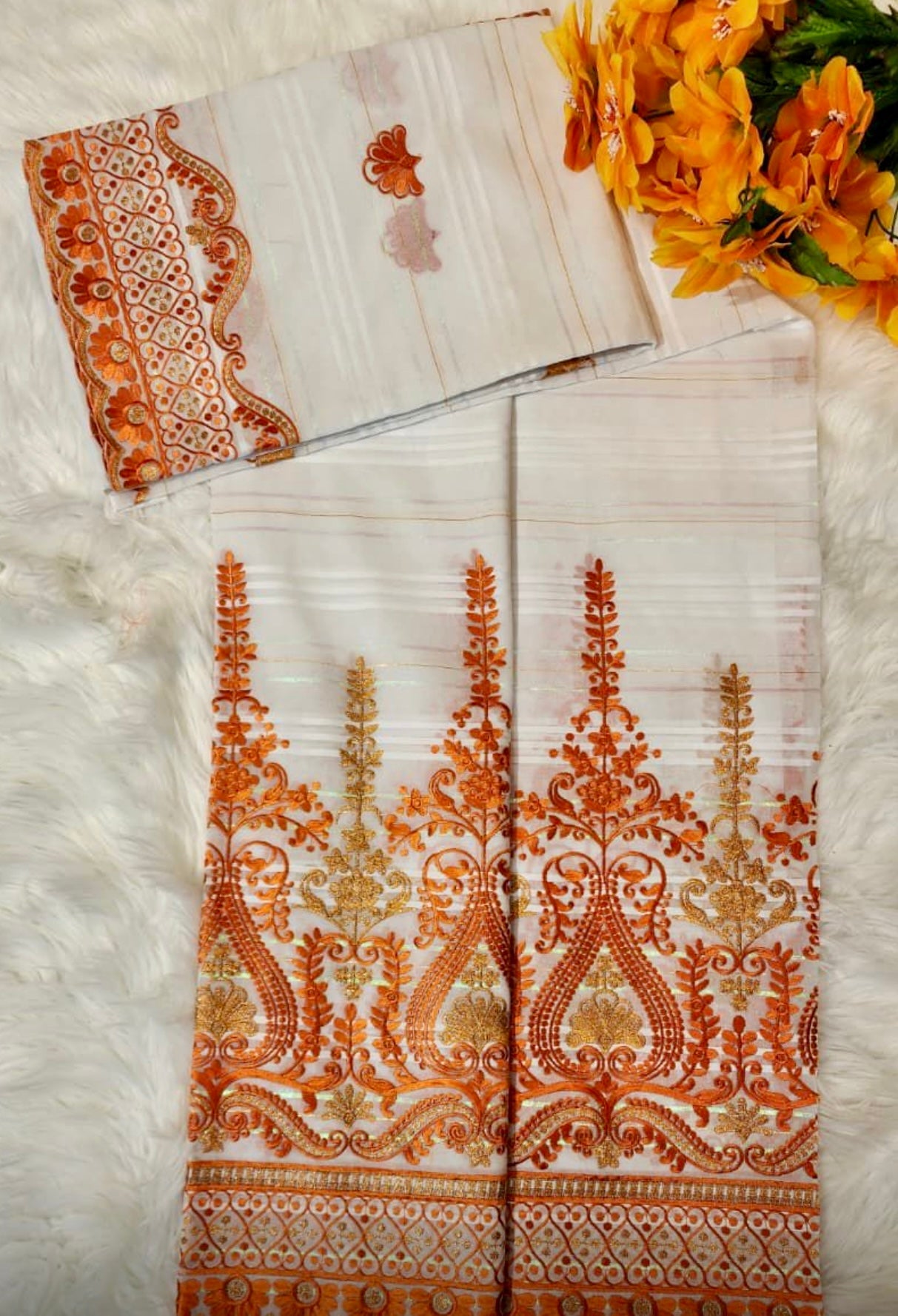 Tissu brodé blanc avec arabesques et motifs floraux orange et dorés