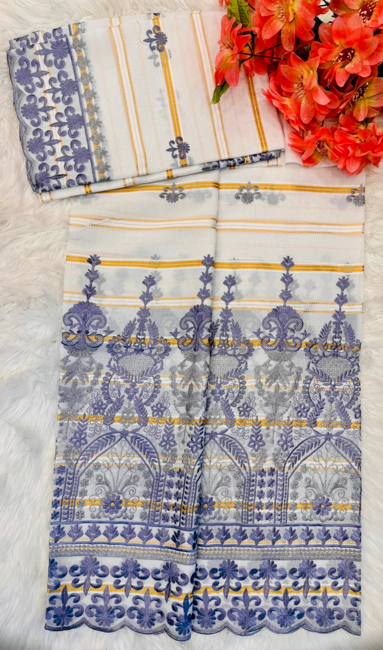 Tissu brodé jaune et marron
